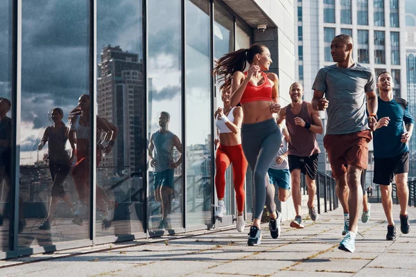 穿着运动服装的人在户外人行道上锻炼时慢跑 — 图库照片
