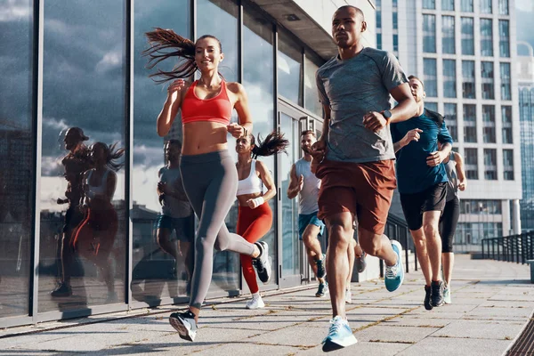 Comprimento Total Pessoas Roupas Esportivas Jogging Enquanto Exercita Calçada Livre — Fotografia de Stock