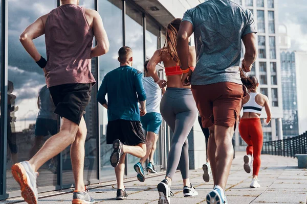 Widok Tyłu Ludzi Odzieży Sportowej Jogging Podczas Ćwiczeń Chodniku Zewnątrz — Zdjęcie stockowe