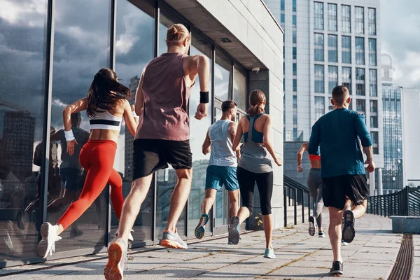 Vista Trasera Completa Personas Con Ropa Deportiva Corriendo Mientras Hacen —  Fotos de Stock