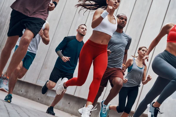 Starke Sportliche Menschen Sportkleidung Die Der Stadt Laufen — Stockfoto