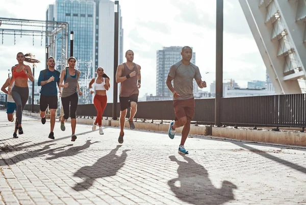 Longitud Completa Personas Ropa Deportiva Trotando Mientras Hace Ejercicio Acera — Foto de Stock