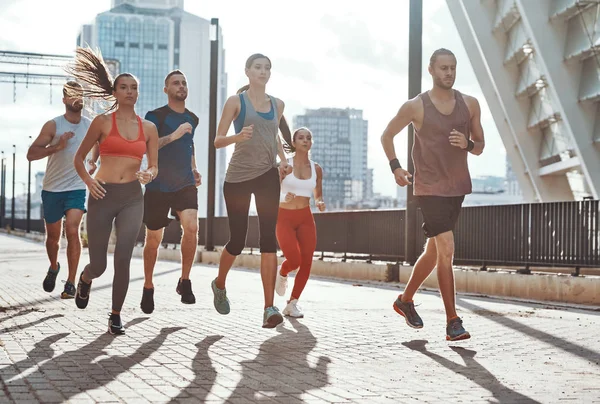 Comprimento Total Pessoas Roupas Esportivas Jogging Enquanto Exercita Calçada Livre — Fotografia de Stock