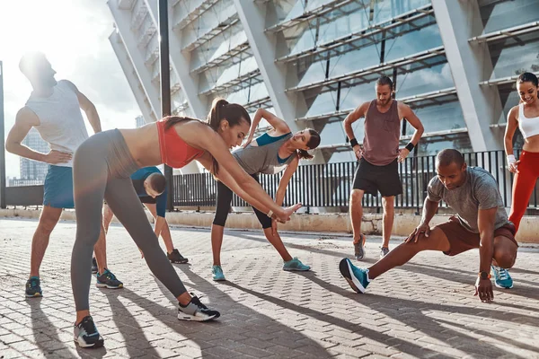 Volle Länge Der Menschen Sportkleidung Beim Aufwärmen Und Dehnen Auf — Stockfoto