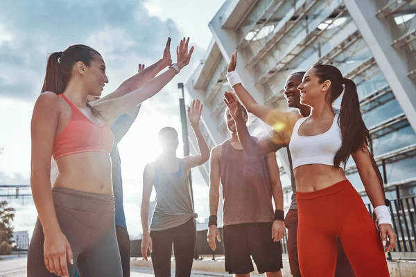 Grupo Jóvenes Con Ropa Deportiva Que Animan Mutuamente Mientras Hacen —  Fotos de Stock