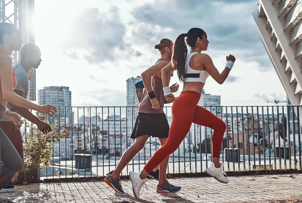 Grupo Deportistas Corriendo Ciudad — Foto de Stock