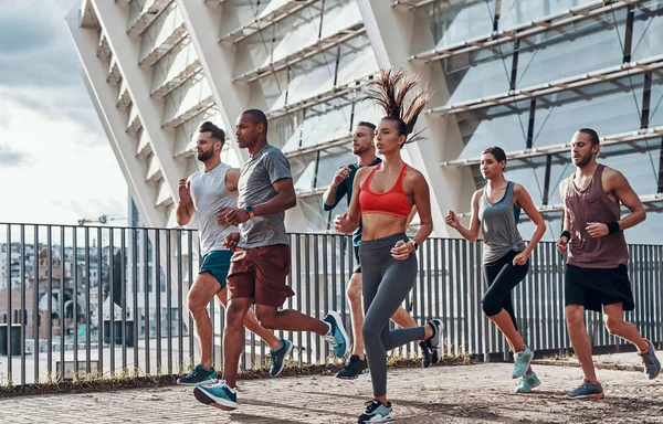 Full Längd Unga Människor Sportkläder Jogging Medan Tränar Utomhus — Stockfoto