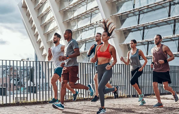 Plná Délka Mladých Lidí Sportovních Šatech Při Cvičení Venku — Stock fotografie