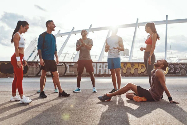Pełna Długość Młodych Ludzi Odzieży Sportowej Relaksującej Podczas Ćwiczeń Zewnątrz — Zdjęcie stockowe