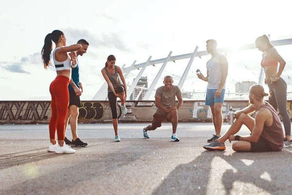 Tutta Lunghezza Delle Persone Abbigliamento Sportivo Riscaldamento Stretching Durante Esercizio — Foto Stock