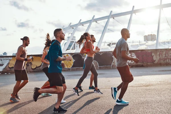 Longitud Completa Los Jóvenes Ropa Deportiva Corriendo Aire Libre — Foto de Stock