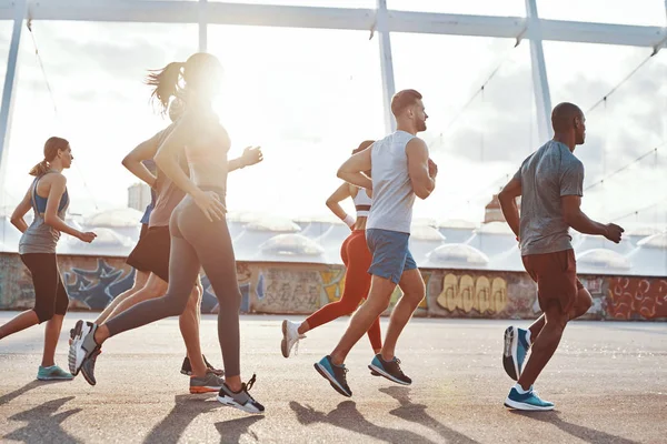 Grupo Jóvenes Ropa Deportiva Corriendo Ciudad Parte Superior Del Edificio — Foto de Stock