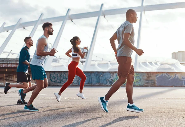 Grupp Unga Människor Sportkläder Jogging Staden Ovanpå Olympic Stadium Building — Stockfoto