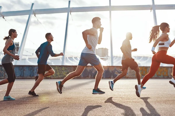 Groupe Jeunes Vêtements Sport Faisant Jogging Ville Sommet Stade Olympique — Photo