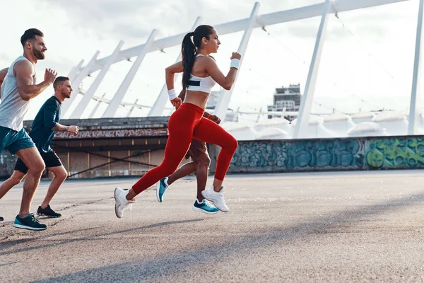 Grupo Jóvenes Ropa Deportiva Corriendo Ciudad Parte Superior Del Edificio — Foto de Stock