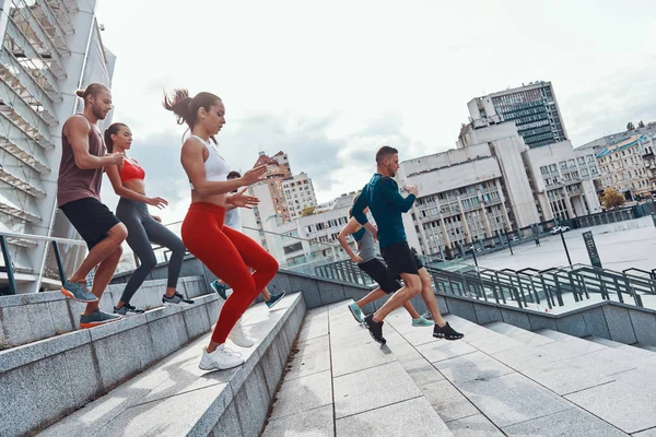 Grupp Unga Människor Sportkläder Jogging Trappor Ner Staden — Stockfoto