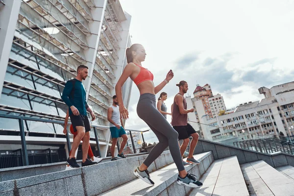 Gruppe Sportlicher Menschen Joggt Der Stadt Auf Treppen Hintergrund Das — Stockfoto