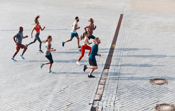 Vista Superior Los Jóvenes Ropa Deportiva Corriendo Ciudad — Foto de Stock