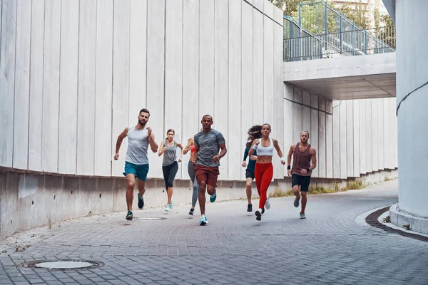 Longitud Completa Los Jóvenes Ropa Deportiva Trotando Mientras Hacen Ejercicio — Foto de Stock