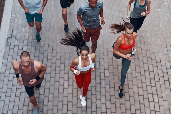 Şehirde çalışan spor giyim gençlerin üst görünümü 