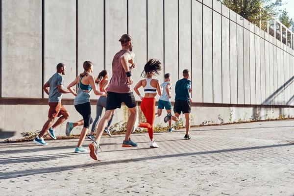 Vista Trasera Personas Deportivas Ropa Deportiva Corriendo Aire Libre Pared — Foto de Stock