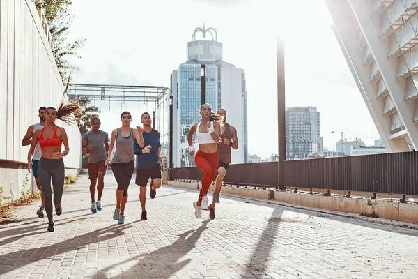 Grupo Deportistas Corriendo Ciudad — Foto de Stock