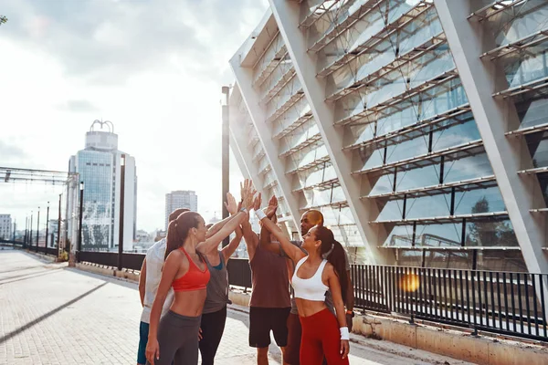 Grupo Jóvenes Con Ropa Deportiva Tomados Mano Mientras Están Aire — Foto de Stock