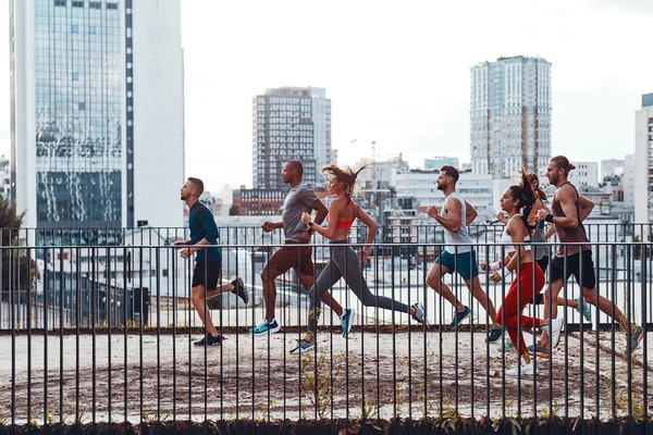 市内でジョギングするスポーツマンのグループ — ストック写真