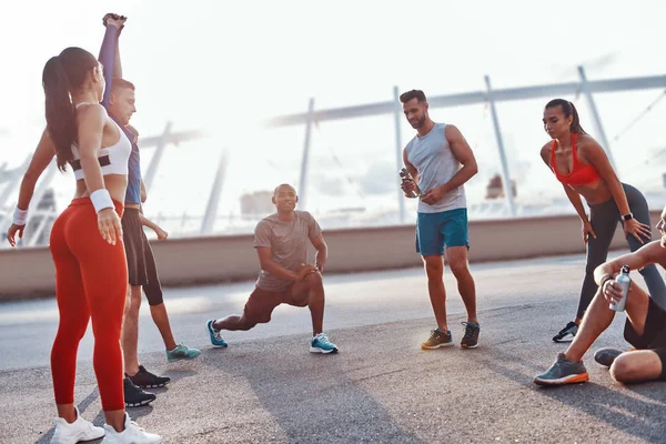 Sportiga Människor Sportkläder Värmer Upp Och Stretching Medan Tränar Utomhus — Stockfoto