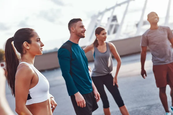 Gruppe Von Menschen Sportkleidung Wärmt Und Dehnt Sich Freien — Stockfoto