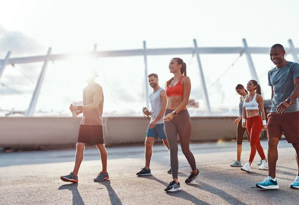 Grupo Jóvenes Ropa Deportiva Caminando Por Ciudad — Foto de Stock