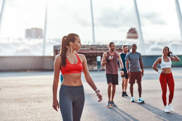 Gruppe Junger Leute Sportkleidung Spaziert Durch Die Stadt — Stockfoto