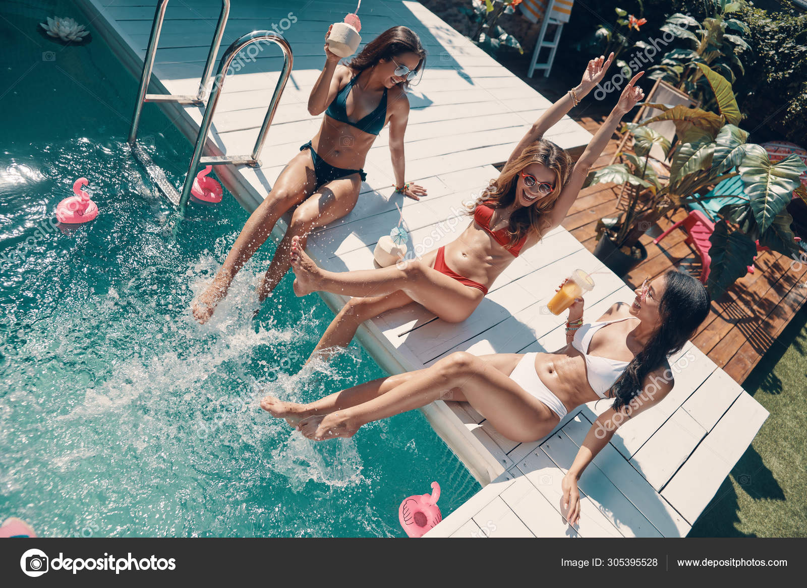 Игривые Счастливые Молодые Женщины Купальниках Сидящие Бассейна ...