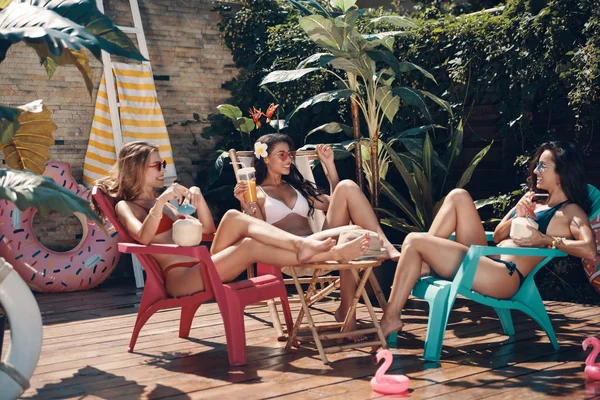 Aantrekkelijke Jonge Vrouwen Zwemkleding Ontspannen Tropisch Resort Met Kokos Cocktails — Stockfoto