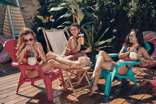Tropik Tatil Rahatlatıcı Hindistan Cevizi Kokteylleri Olan Mayo Çekici Genç — Stok fotoğraf