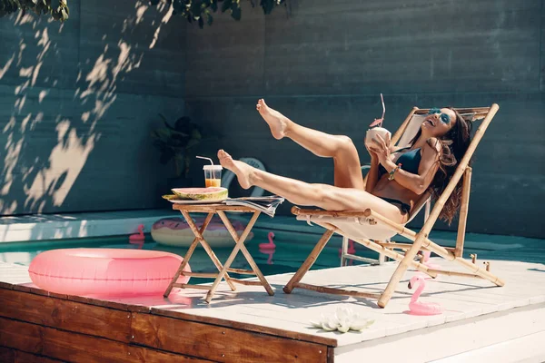 Attraktiv Ung Kvinna Bikini Avkopplande Och Leende Medan Solar Poolside — Stockfoto