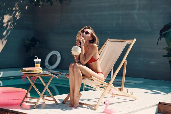 Atractiva Joven Bikini Relajándose Disfrutando Refrescante Cóctel Mientras Toma Sol — Foto de Stock