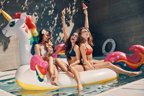 Atractivas Mujeres Jóvenes Traje Baño Sonriendo Comiendo Sandías Mientras Flotan — Foto de Stock