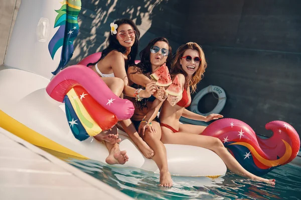 Atractivas Mujeres Jóvenes Trajes Baño Sonriendo Comiendo Sandía Mientras Flotan — Foto de Stock