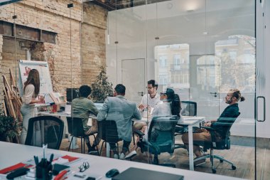 Masada ofiste çalışan bir grup genç iş adamı 