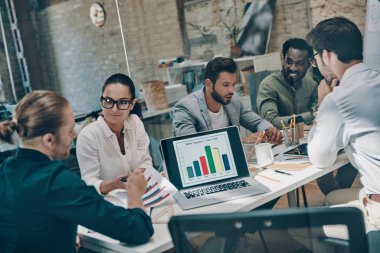 İş arkadaşlarının iletişim kurması ve ofiste çalışması