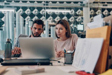 Ofiste çalışırken akıllı gündelik giyim de meslektaşları iletişim ve modern teknolojileri kullanarak        