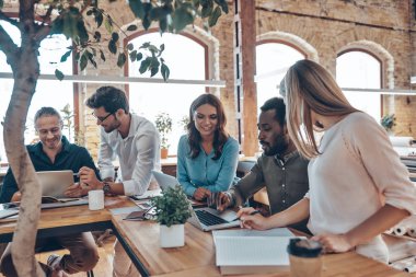 Modern ofis odasında çalışan bir grup genç modern insan            
