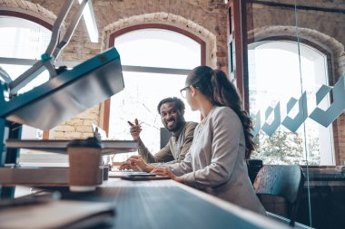 Ofiste çalışırken modern rahat giyim iletişim ve modern teknolojileri kullanan modern meslektaşları