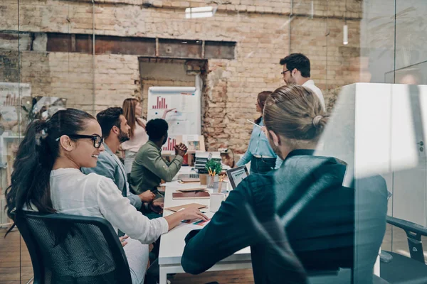 Jovens Pessoas Modernas Brainstorming Escritório Moderno — Fotografia de Stock