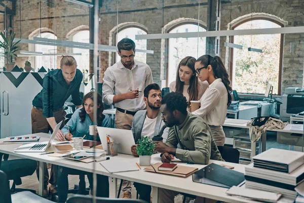Grupp Unga Affärsfolk Som Använder Modern Teknik När Arbetar Office — Stockfoto