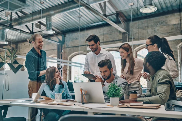 Grupo Jóvenes Empresarios Que Utilizan Tecnologías Modernas Mientras Trabajan Oficina —  Fotos de Stock