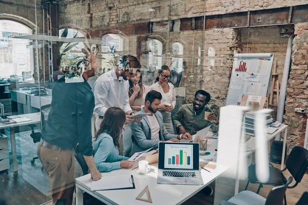 Hombres Negocios Mujeres Negocios Que Trabajan Oficinas Modernas — Foto de Stock