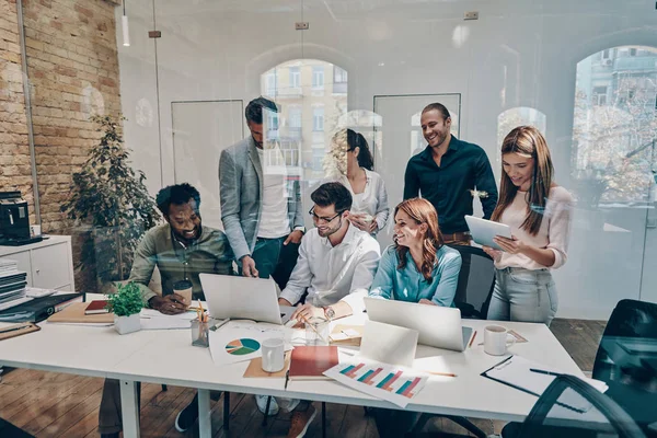 Grupo Jóvenes Empresarios Que Utilizan Tecnologías Modernas Mientras Trabajan Cargo — Foto de Stock