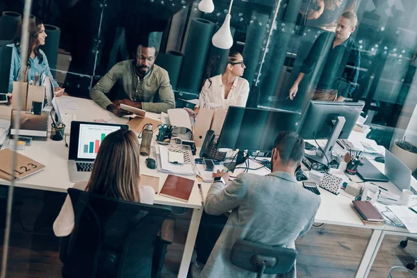 Grupo Jóvenes Modernos Que Trabajan Oficina Reunión Personal — Foto de Stock